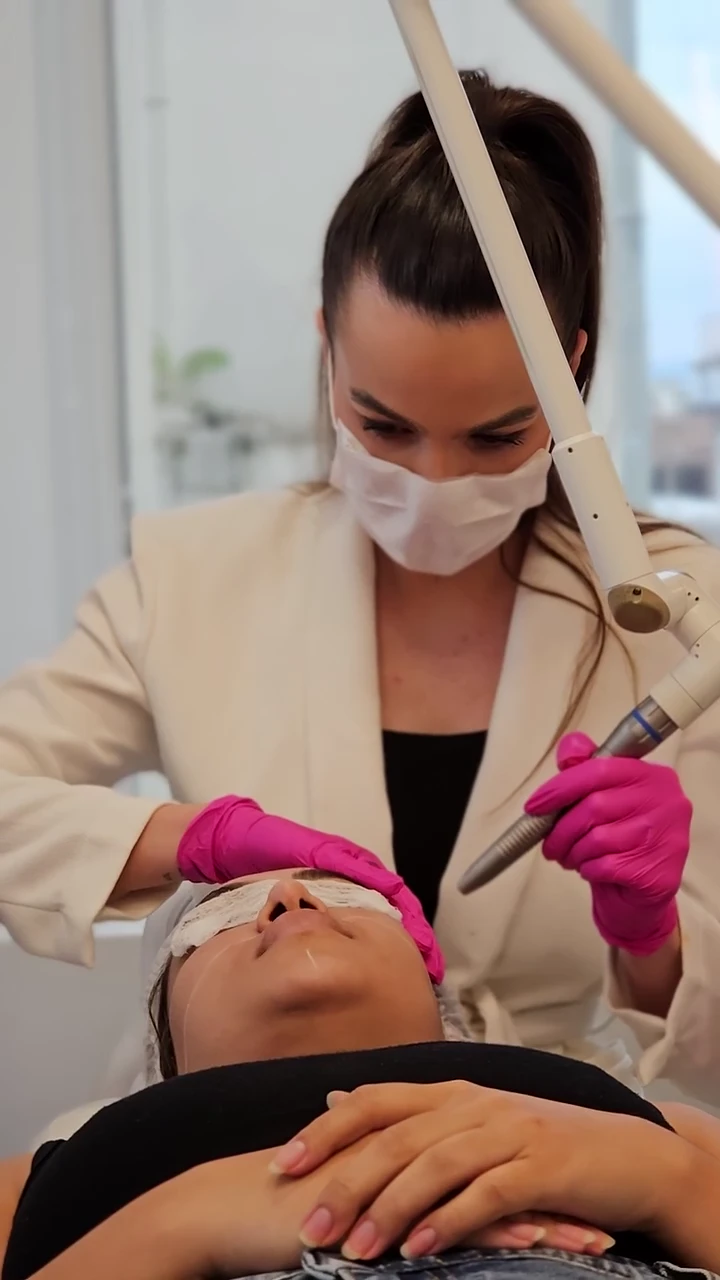 Dra. Heboni Sabadin realizando um procedimento com o Fotona
