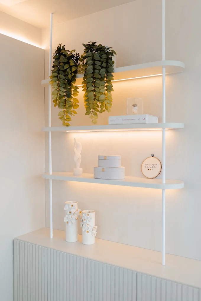 Estante com plantas e iluminação indireta na Clínica Balma
